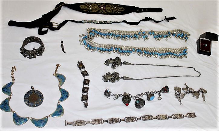 Group of Estate Jewelry Some Gold and Silver (1 of 4)