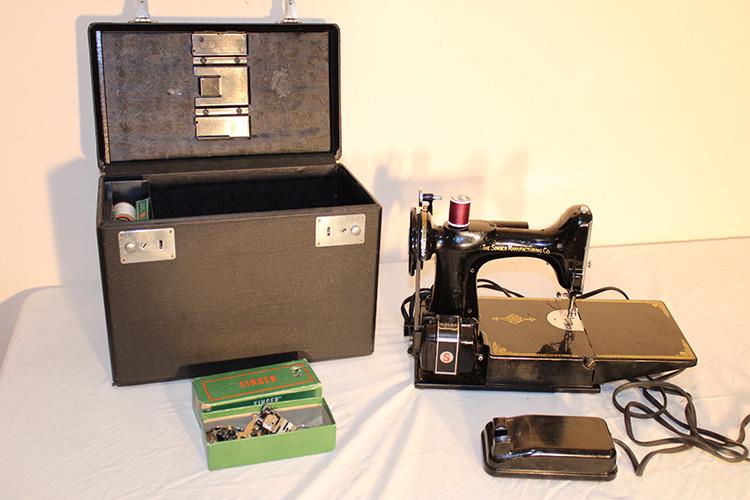 Excellent Singer Feather Weight Sewing Machine (1 of 2)