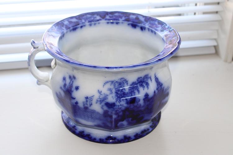 Flo Blue Handled Slop Pot in the Scinde Pattern (1 of 3)