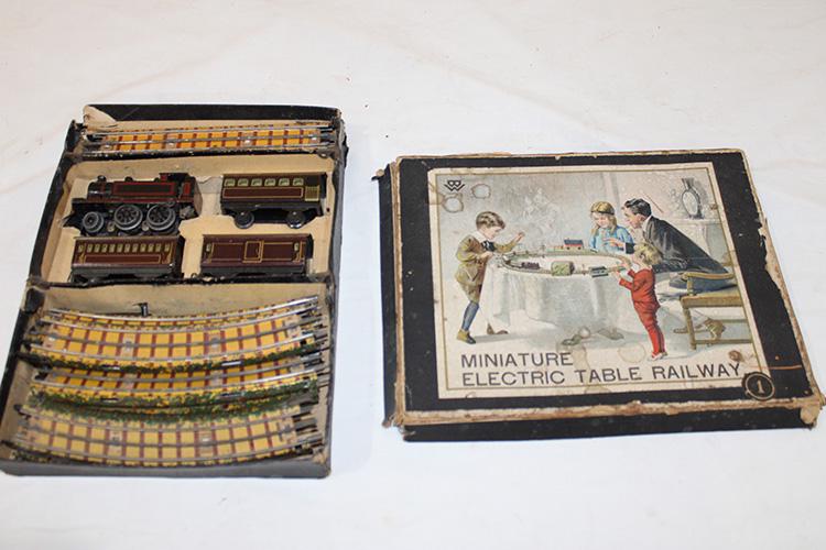 Complete Miniature Clockwork Bing German Train Set In The Original Box (1 of 4)