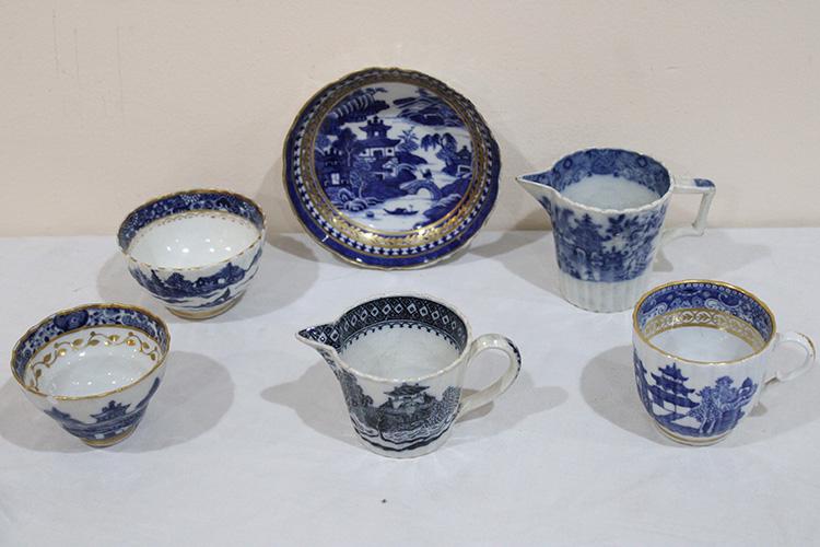 Lot Of 6 Early Chinese Blue And White With 2 Creamers: Lot of 6 early Chinese blue and white with 2 creamers. A couple of small flea bites, 1 chip on the bowl (see photo).
