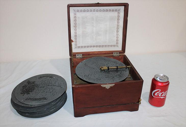 Super Regina 8" Disc Music Box (1 of 4)