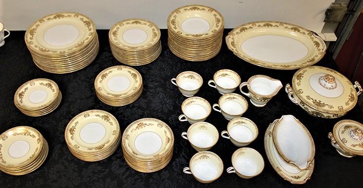 Large Noritake China Dinner Dish Set (1 of 5)