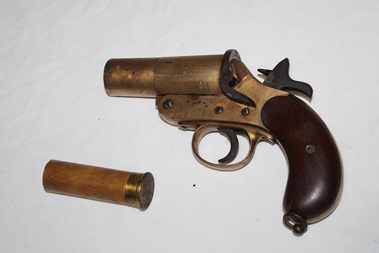 Nice Cogswell And Harrison Flare Gun: Nice Cogswell and Harrison flare gun in nice estate fresh condition. Serial #53878. 8" long.