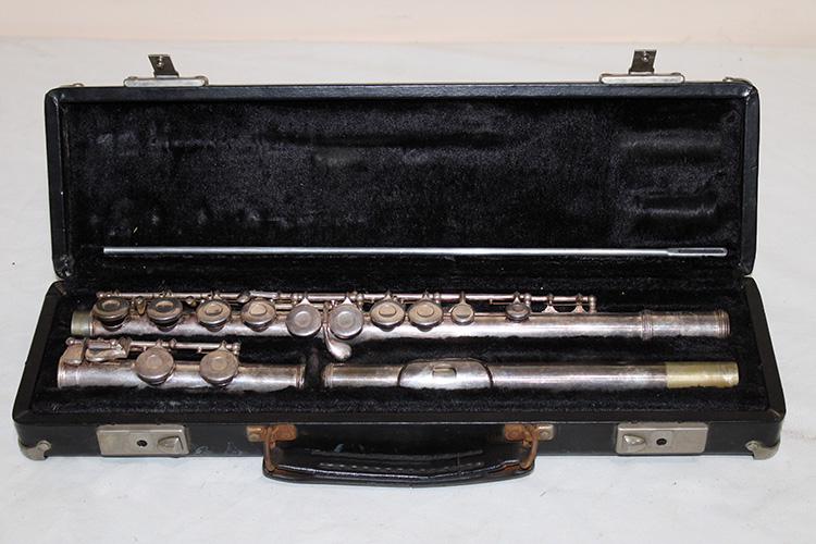 Armstrong Flute In Case (1 of 4)