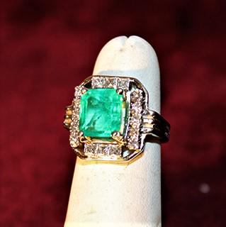 Pretty 18k white gold ring with 2.66 CTS Columbian emerald green emerald and 16 diamonds (1 of 5)