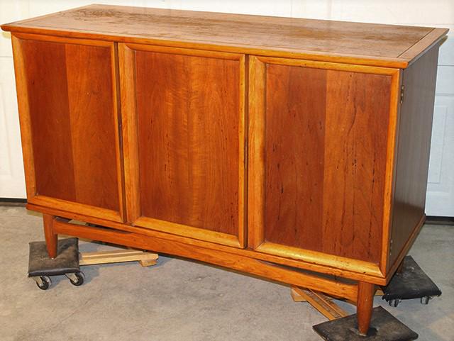 3 door mid century server with nice stretcher base (1 of 5)