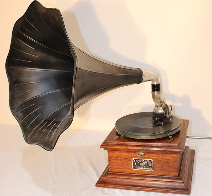 Real clean Victor II oak victrola with original horn (1 of 5)