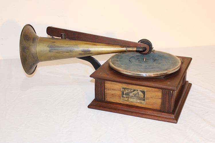 Unusual early Victor VV-90 model 4 oak and walnut victrola with horn (1 of 4)