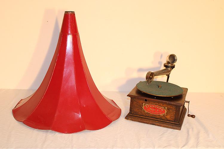 Standard model A oak victrola with original horn (1 of 4)