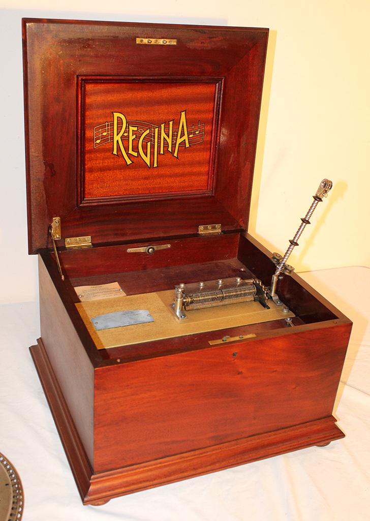 Real Nice Mahogany Regina Music Box With (4) 12" Discs (1 of 4)