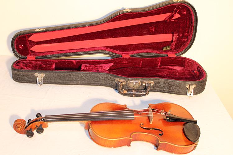 4/4 Copy Of A Stradivarius Tiger Maple Violin And Case (1 of 4)