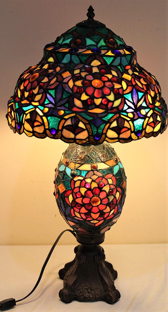 Extremely Pretty Leaded Tiffany Style Table Lamp (1 of 5)