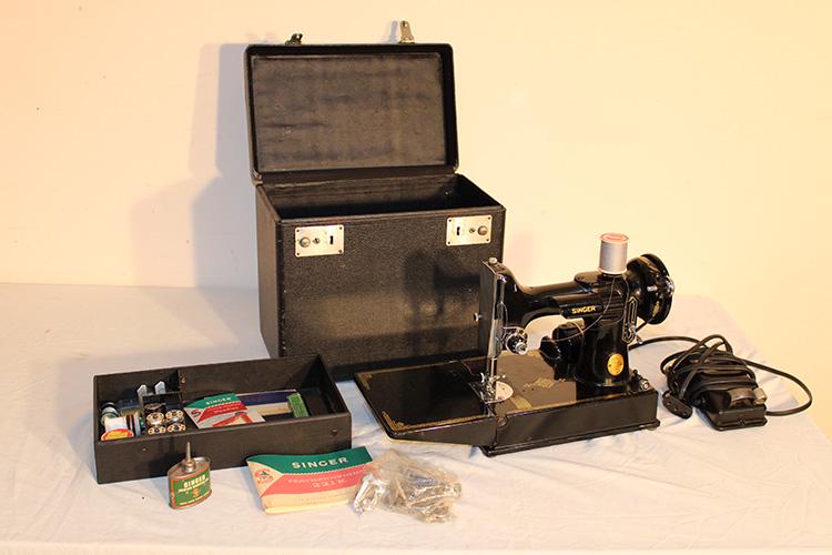 Clean Singer Featherweight Sewing Machine And Case (1 of 5)
