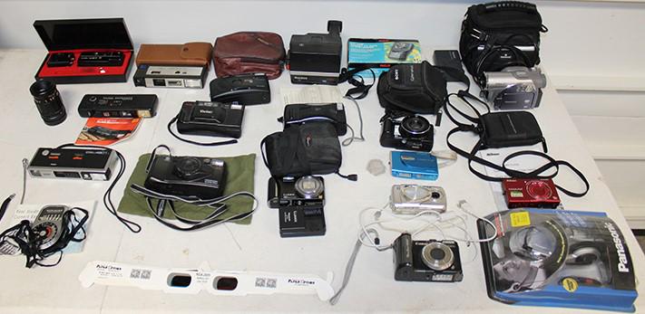 Estate Fresh Group Of Vintage 70 And 80's Pocket Cameras (1 of 3)