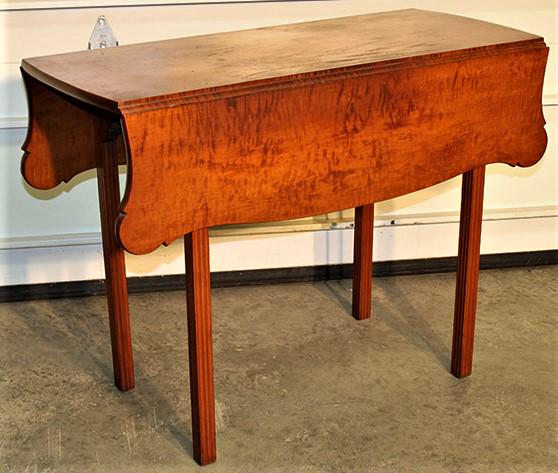 Small Early 19th C. Tiger Maple Dropleaf With Shaped Leaves (1 of 6)