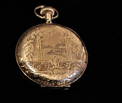 Real Nice 14k Illinois Hunter's Case Pocket Watch With Cabin And Lake Scene: Real nice 14k Illinois Hunter's case pocket watch with cabin and lake scene. No monograms, like new condition, working. 2 1/4" from top to bottom. 34.3 DWT total weight.