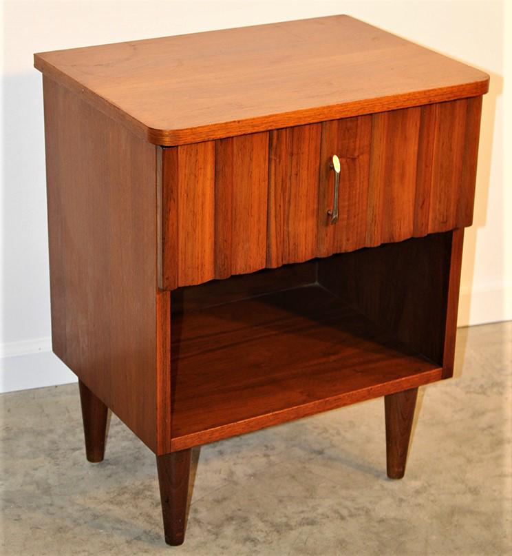 Nice Mid Century Young Manufacturing Night Stand: Nice mid century young manufacturing night stand in Danish walnut. Nice estate fresh condition. 20" wide, 26" tall, 15" deep.