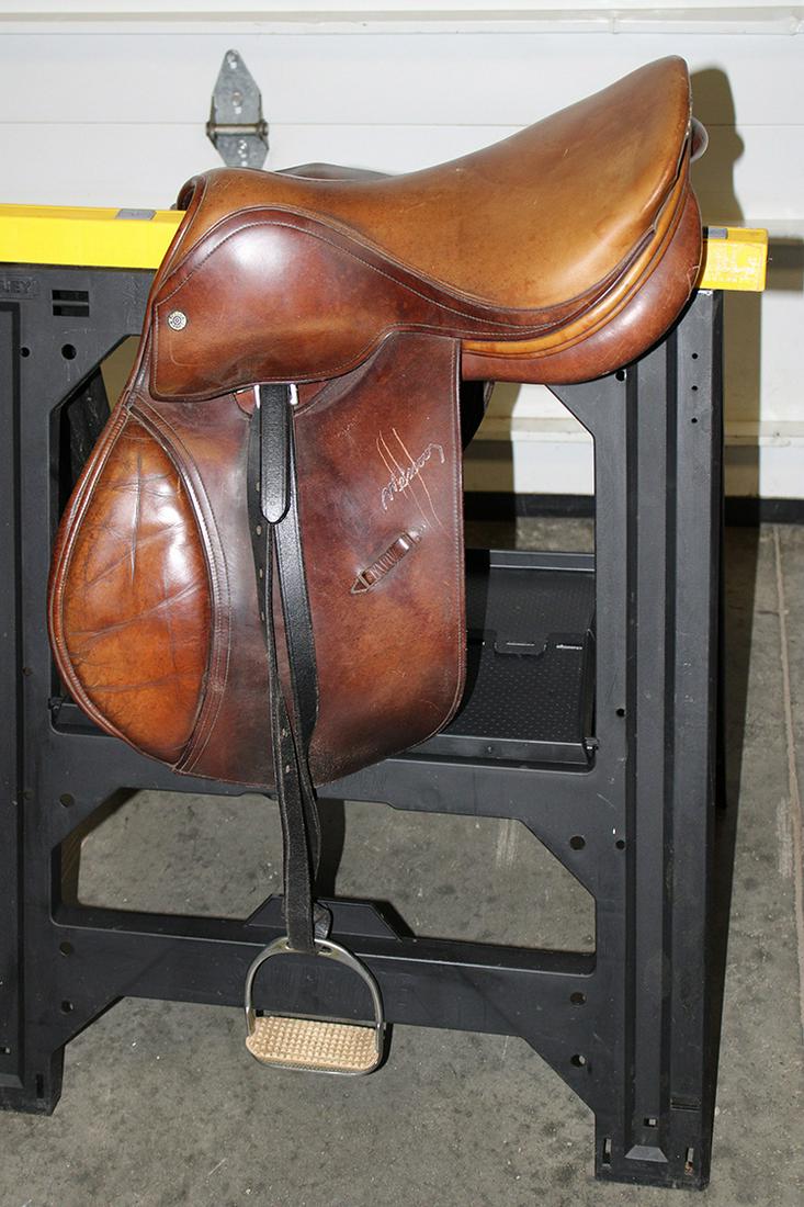 Leather Horse Saddles Pessoa N-Paris: Leather horse saddles Pessoa N-Paris with stirrups. Look nicely used.