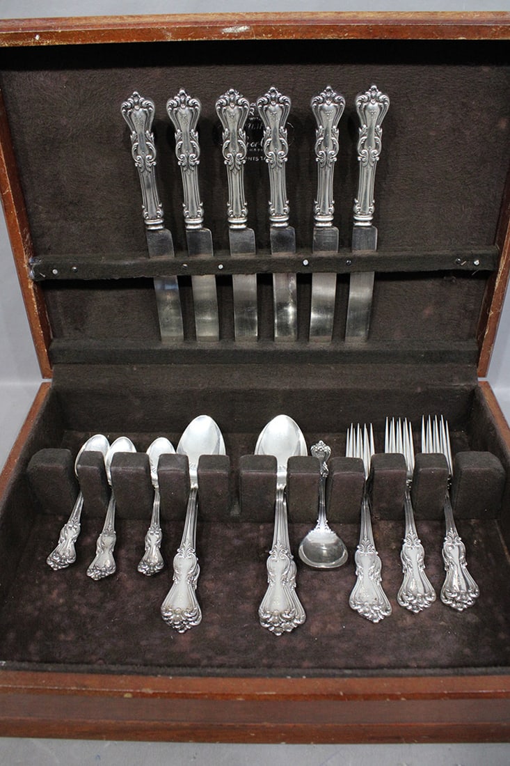 Nice 25 piece sterling silver flatware set. 6 knives, 6 spoons, 6 large spoons, 6 forks, and gravy (1 of 5)