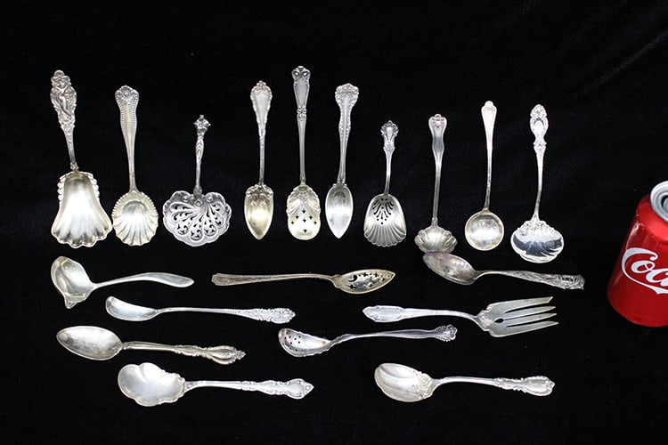19 pieces of small sterling silver pieces, 14.5 ozt. Lots of nice fancy individual pieces, 1 with a (1 of 5)