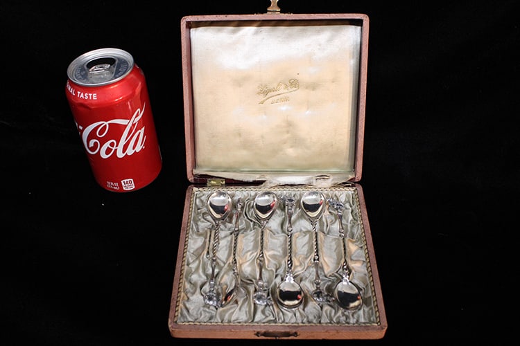 Wonderful set of 6 spoons with bears in case marked 800. Case has the name "Ligerli & Co. Bern", (1 of 5)