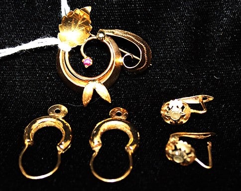 18k pin and earrings. Estate fresh, 6 dwt. Nice condition. (1 of 3)
