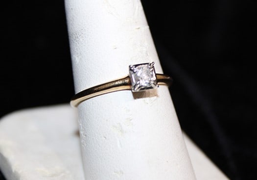 Diamond engagement ring in 14k setting. Estate fresh, nice ring. Appr. Size 7.5. (1 of 3)