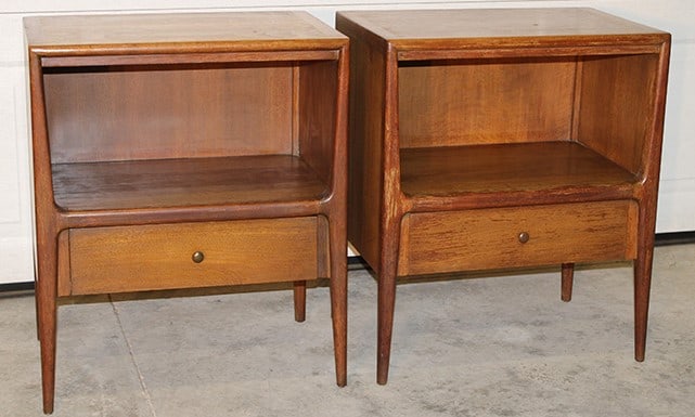 Pair of mid century modern night stands by John Stuart mount airy façade. Original finish, some (1 of 3)