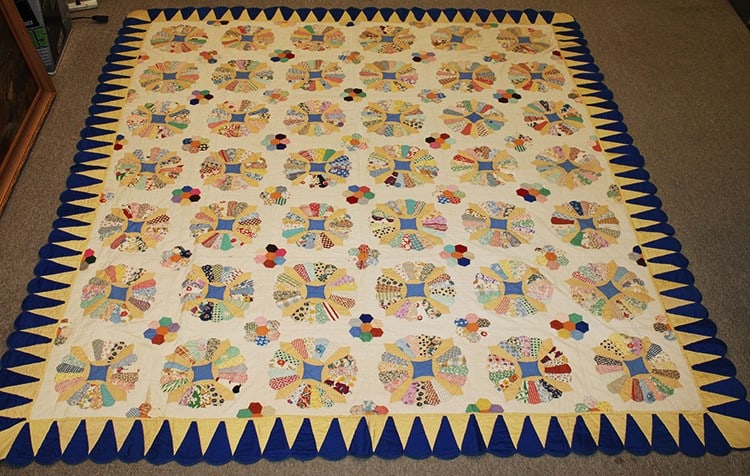 Antique hand made quilt estate fresh. Good condition. 89x77". (1 of 3)