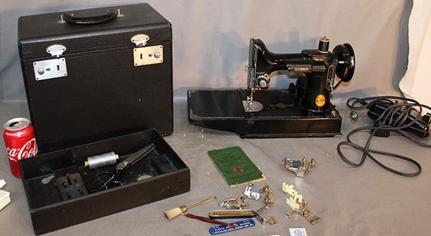 Singer Featherweight Sewing Machine (1 of 4)