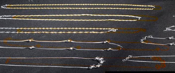 (5) 14K Gold Chains 8.5 Dwt: (5) 14k gold chains 8.5 dwt. Some chains with gold beads, all good.