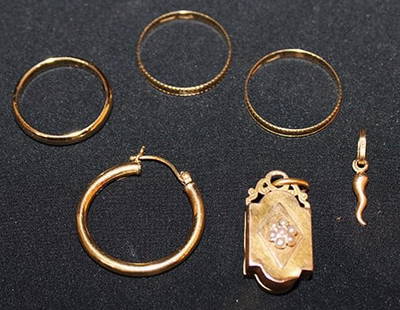 6 Pieces Of 18K Gold Including Locket With 7 Tiny Pearls 8.5 Dwt: 6 pieces of 18k gold including locket with 7 tiny pearls 8.5 dwt. Rings, earrings, pendant.