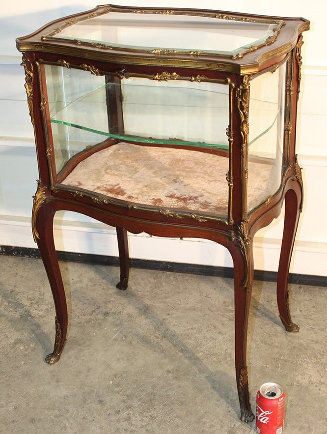 Sweet Victorian Fully Serpentine Curio Cabinet (1 of 4)