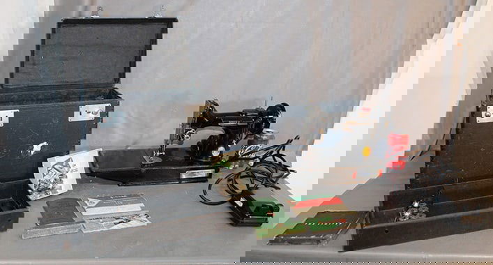 Singer Feather Weight Sewing Machine, Working (1 of 6)