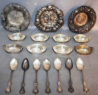 18 Pieces Of Sterling Silver Including Dish With A Northwind Face 18.9 Ozt: 18 pieces of sterling silver including dish with a Northwind face 18.9 ozt. Includes 3 bowls, 8 nut dishes, and 7 spoons