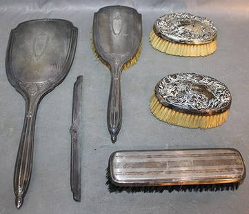 6 Pieces Of Sterling Dresser Set Pieces: 6 pieces of sterling dresser set pieces. 1 comb (just has the top)