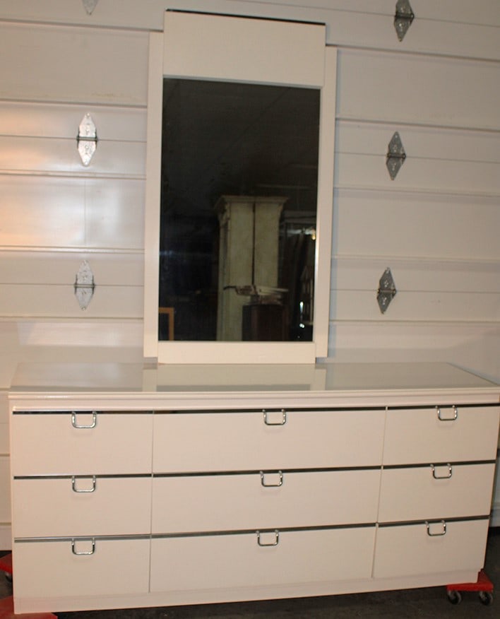 Vintage Lane 9 Drawer Mid Century Dresser And Mirror: Vintage Lane 9 drawer mid century dresser and mirror. Estate fresh in nice condition. 64" wide, 29" tall, 18" deep.