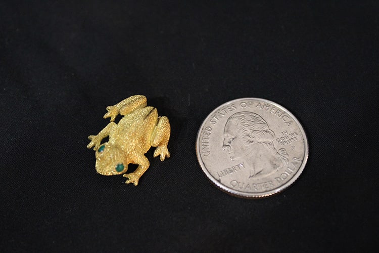 Very Detailed 18K Gold Frog Pin With Gemstone Eyes 3.7 Dwt (1 of 3)