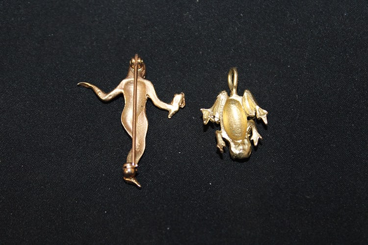 Neat 14K Nude Lady Pin And 14K Frog Pendant 4.4 Dwt: Neat 14k nude lady pin and 14k frog pendant 4.4 DWT. Estate fresh in nice condition.