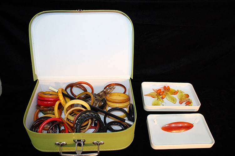 Large Group Of Bakelite Jewelry (1 of 5)