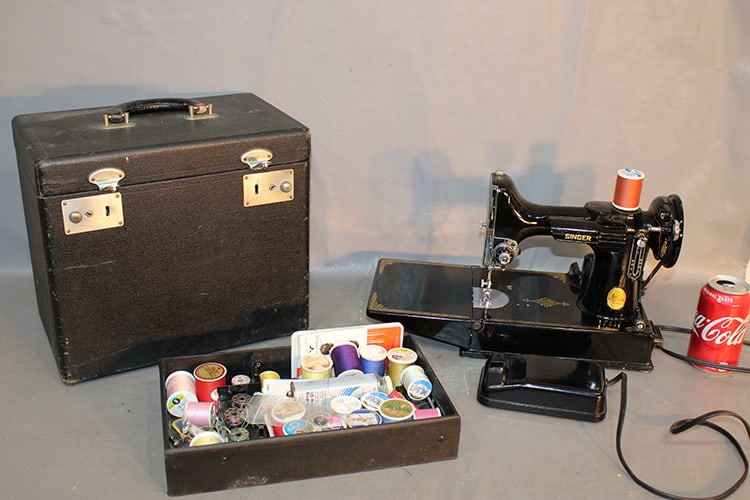 Singer Feather Weight Sewing Machine (1 of 5)