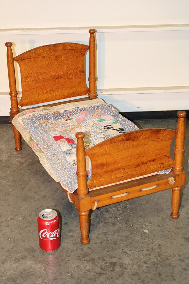 Antique Miniature Birds Eye Maple Rope Bed And 2 Miniature Quilts (1 of 8)