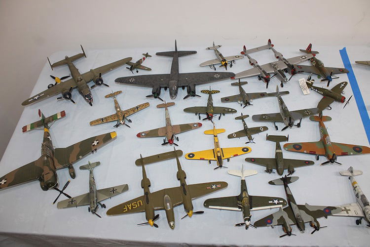 Over 20 Vintage Model Airplanes: Over 20 vintage model airplanes. Most are in good condition. A couple have a small piece missing. Estate fresh.