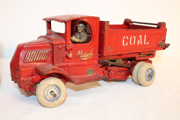 Wonderful Arcade Coal Dump Truck (1 of 5)