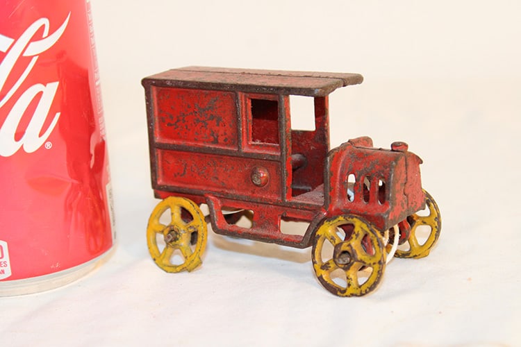 Rare Very Unusual Hubley Delivery Wagon (1 of 3)