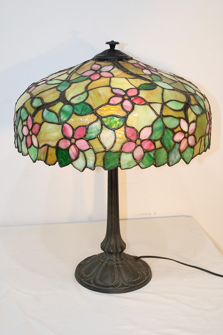 Beautiful  18" floral mosaic lead table lamp. Very pretty, nice condition. 18" wide, 23" tall. (1 of 4)