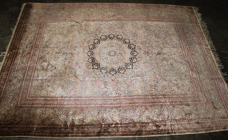 Sweet quality tightly hand woven silk room size rug. Beautiful lift pink and mauve color with a (1 of 4)