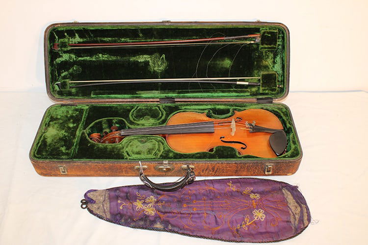 Violin labeled Copie De 1741 Carlo Bergonzi Fece in Cremona with 2 bows and case. Finish is a little (1 of 5)