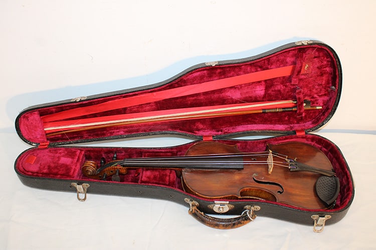 Violin labeled Luigi Azzola Fece with bow Ernst Kreusler. Also inside Torino Anno Domini 1947. (1 of 10)